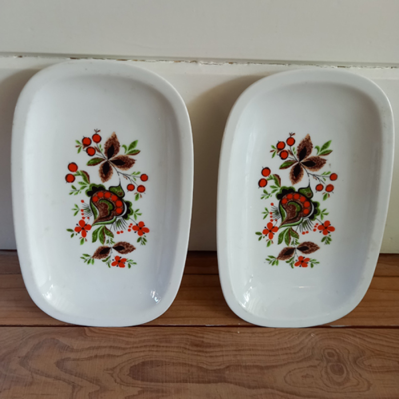 Vintage schaaltjes met bloemen